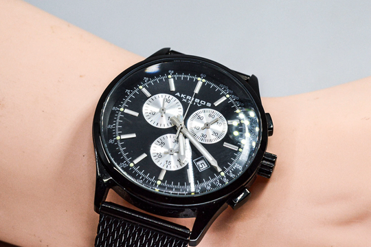 Akribos Xxvi Black Tone Mans Wirst Watch On Stretch Bracelet